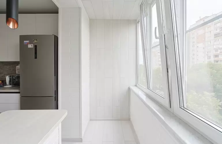 Объединение балкона с кухней и отделка стеновым паркетом