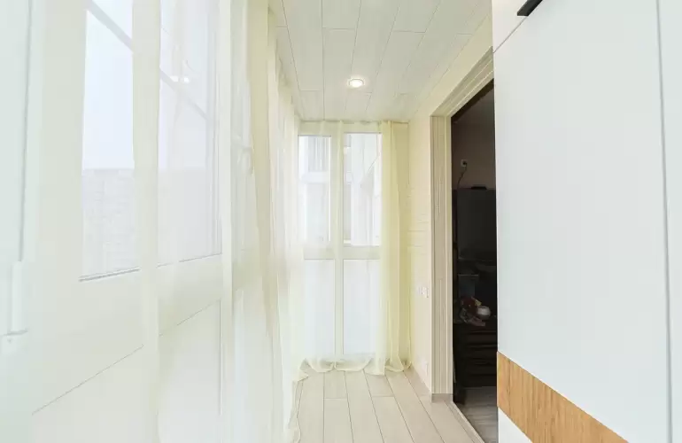 Объединение балкона с отделкой стеновым паркетом